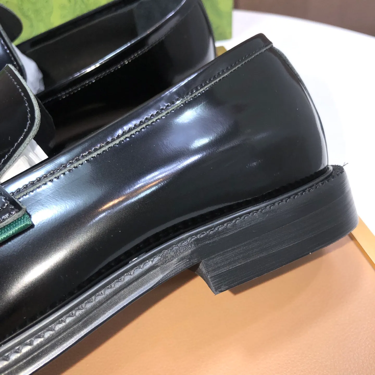 Factory batch 500💰Italy’s top luxury men’s shoe giant (GUCCI) (Gucci) (full cowhide lining) new arrival🍃Original European style🔰 Pleasant to the eye😍In order to make the shoes more durable and non-deformable🌀The production continues to follow traditional methods but there is still no lack of innovation💪The original sheepskin is selected for the leather♻️Smooth, natural and extra bright⭐Made of imported cowhide The rich man’s first choice 38-45 (45 customized)